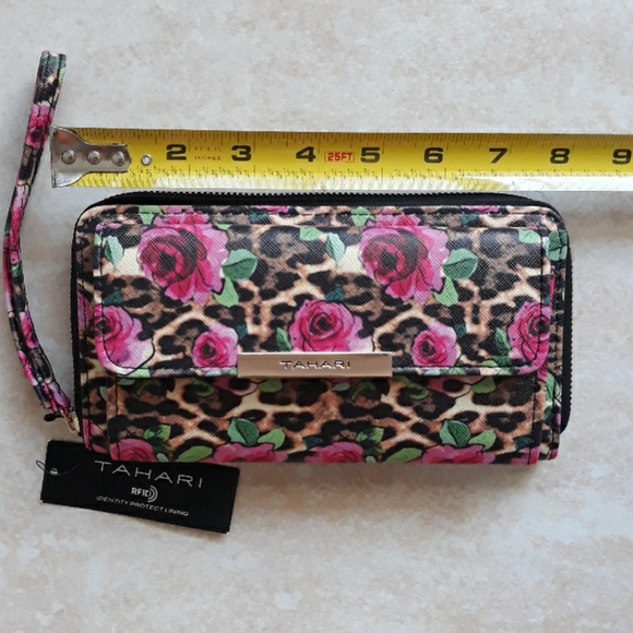 Tahari RFID pretty wristlet - Picture 7 of 14